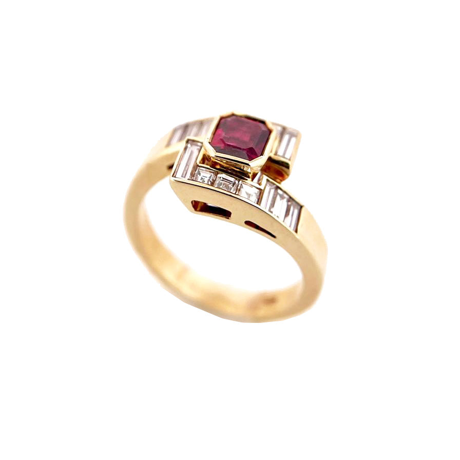 18kt yellow gold ring with 1,25ct Thai Ruby and Baguette Princess cut diamonds