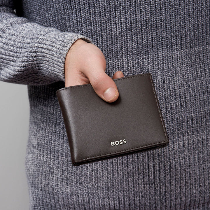 Hugo Boss hält klassische Münzen glatter brauner HLM403y