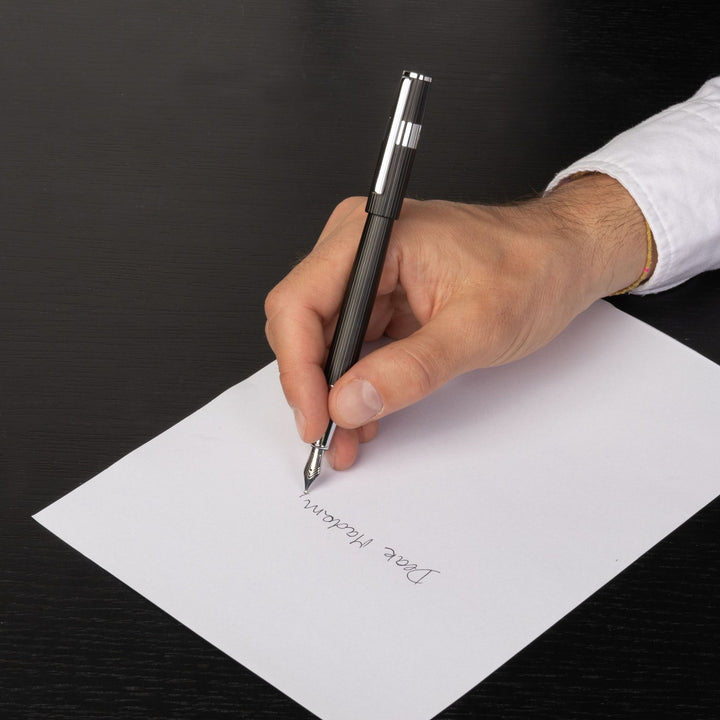 Pluma Estilográfica Hugo Boss Gear Pinstripe Negro / Cromo HSV2852A