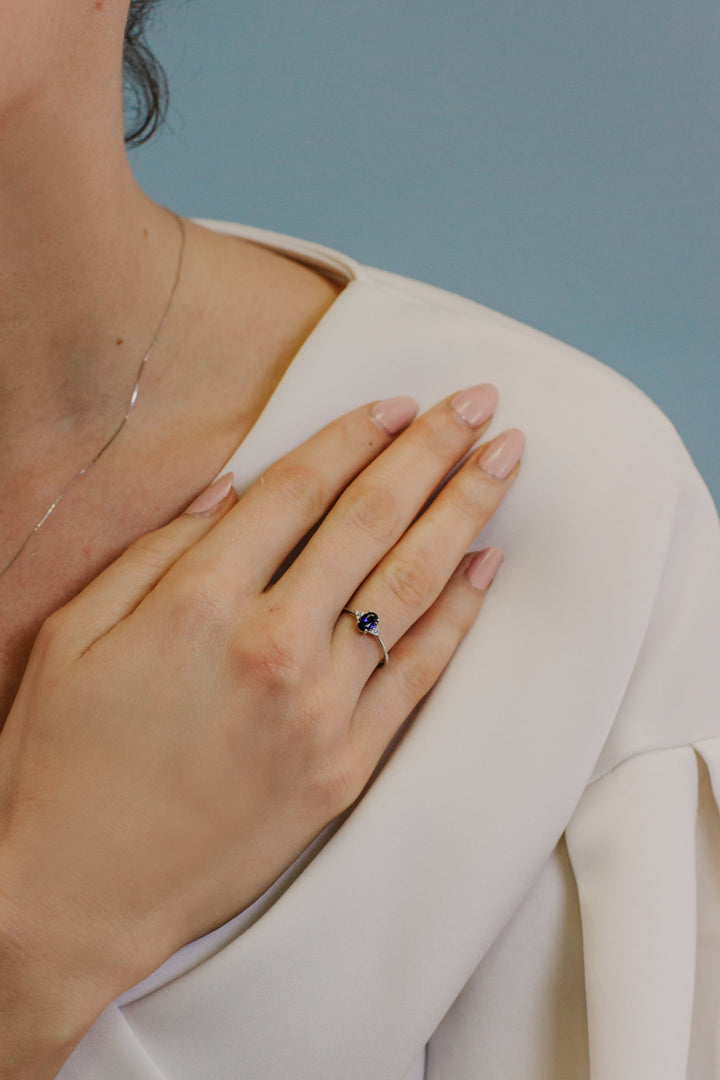 Comete-Goldring mit Diamanten und ovalem Saphir ANB2652