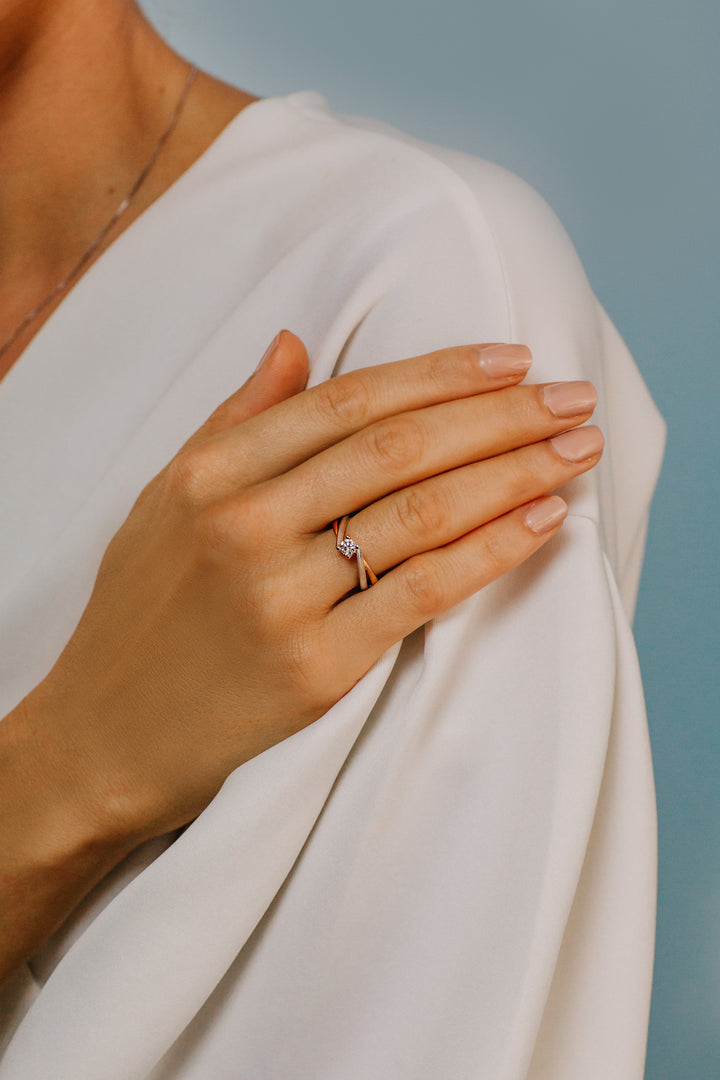 Comete Tofarget Solitaire i gull og diamant ANB2371