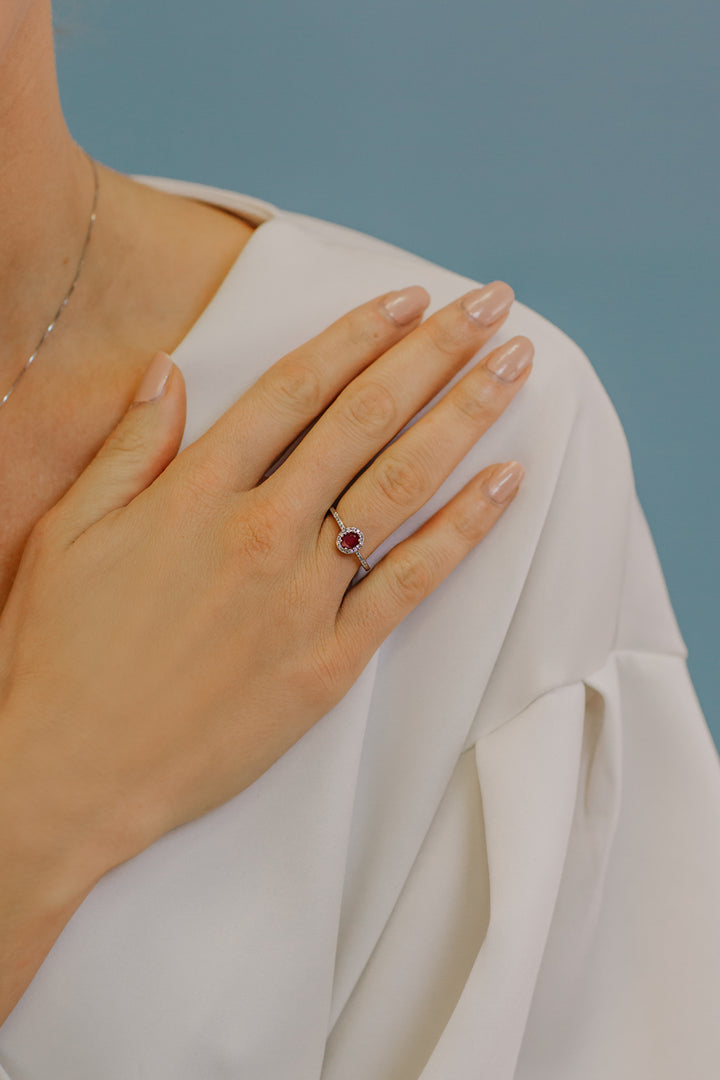 Comete Ring i guld, diamanter og oval rubin ANB2701