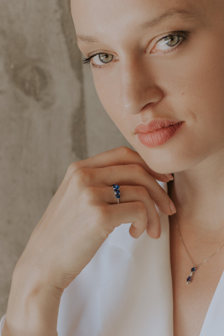 Comete-Goldring mit Diamant- und Saphirtropfen ANB2637