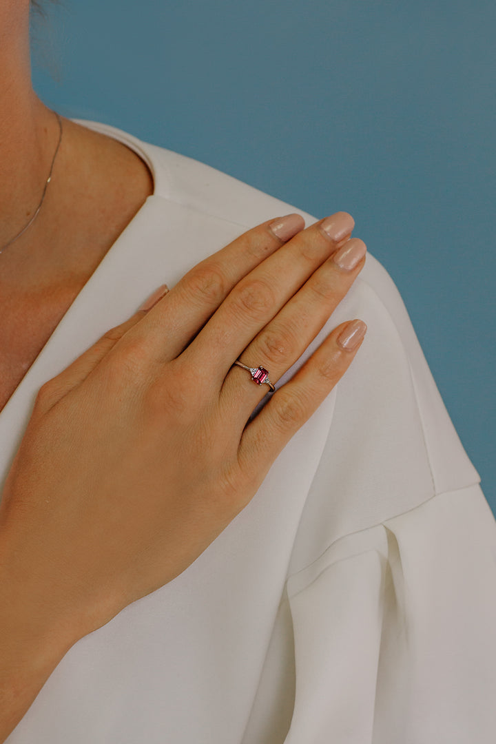 Comete-Goldring mit Diamanten und achteckigem Rubin ANB2357