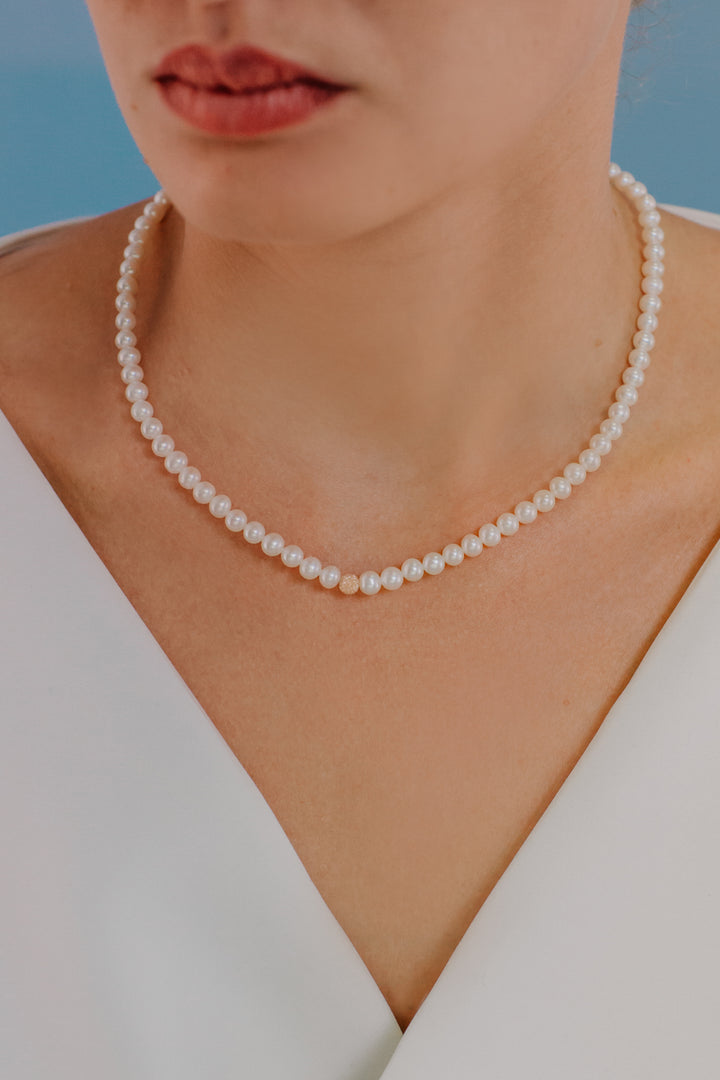 Comete Girocollo Filo Perle Acquadolce e Sfera in Oro Rosè FWQ294