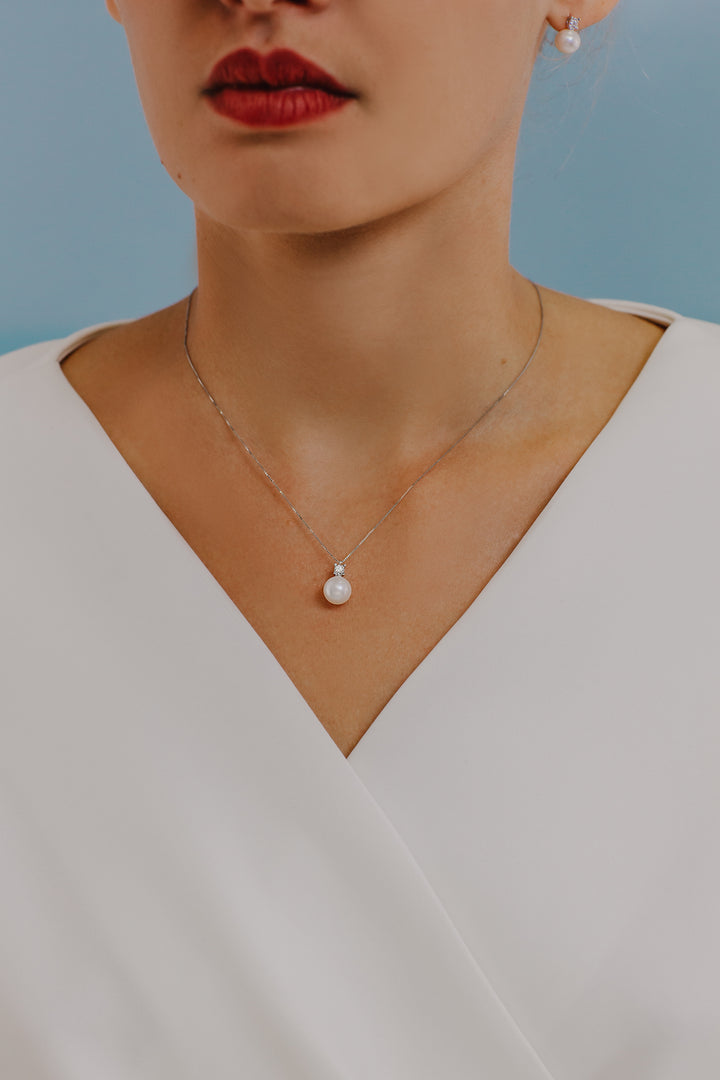 Náhrdelník Comete Pearl light point ve zlatě a diamantu GLP592