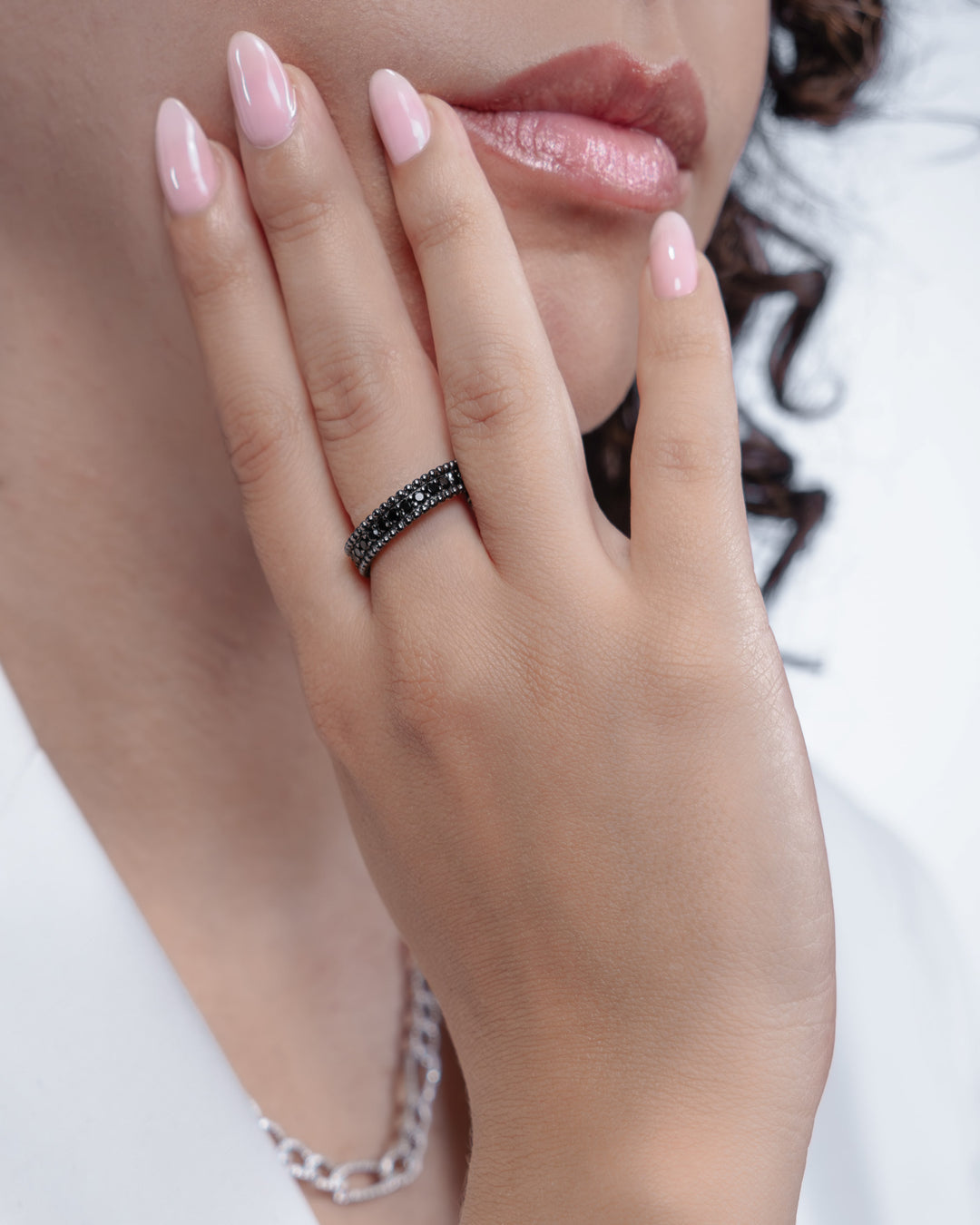 Comete Ring i 925‰ ruthenium sølv med sorte zirkoner UAN133M9