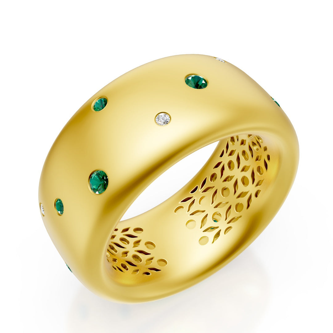 Anillo Golay de banda ancha en oro de 18 quilates con diamantes dispersos y esmeraldas, amarillo satinado, talla 14 GAN021O1DSMS-14