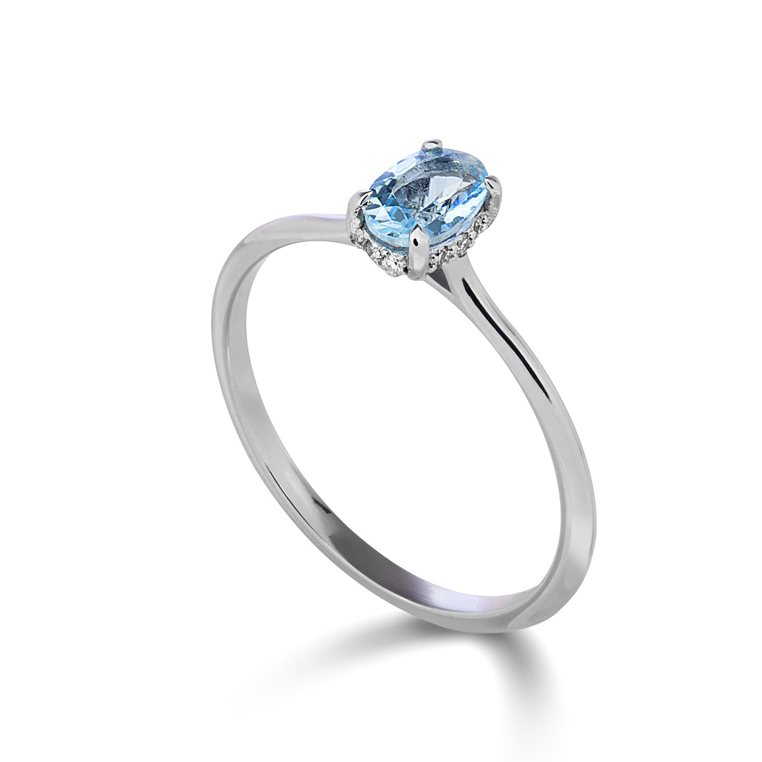 Nihama en 18 karat akvamarin oval 6x4 sæt med diamanter NA5219O4AM