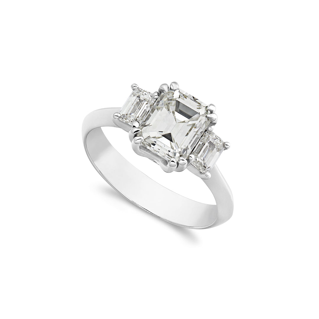 World Diamond Group central smaragdskuren trilogiring 2 ct ATREM005DI-22241110046