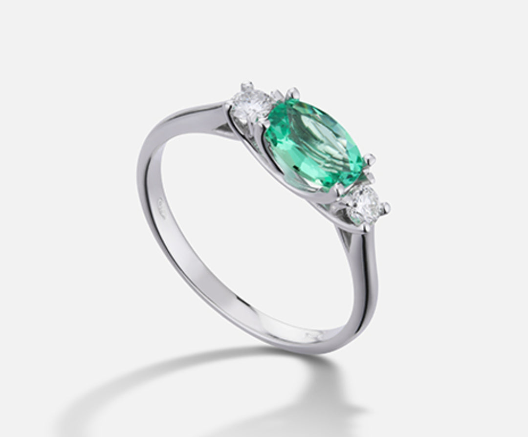Mikiko en 18k oval smaragd 7x5 ct.0.60 dia ct.0.16 MA5113O4BE