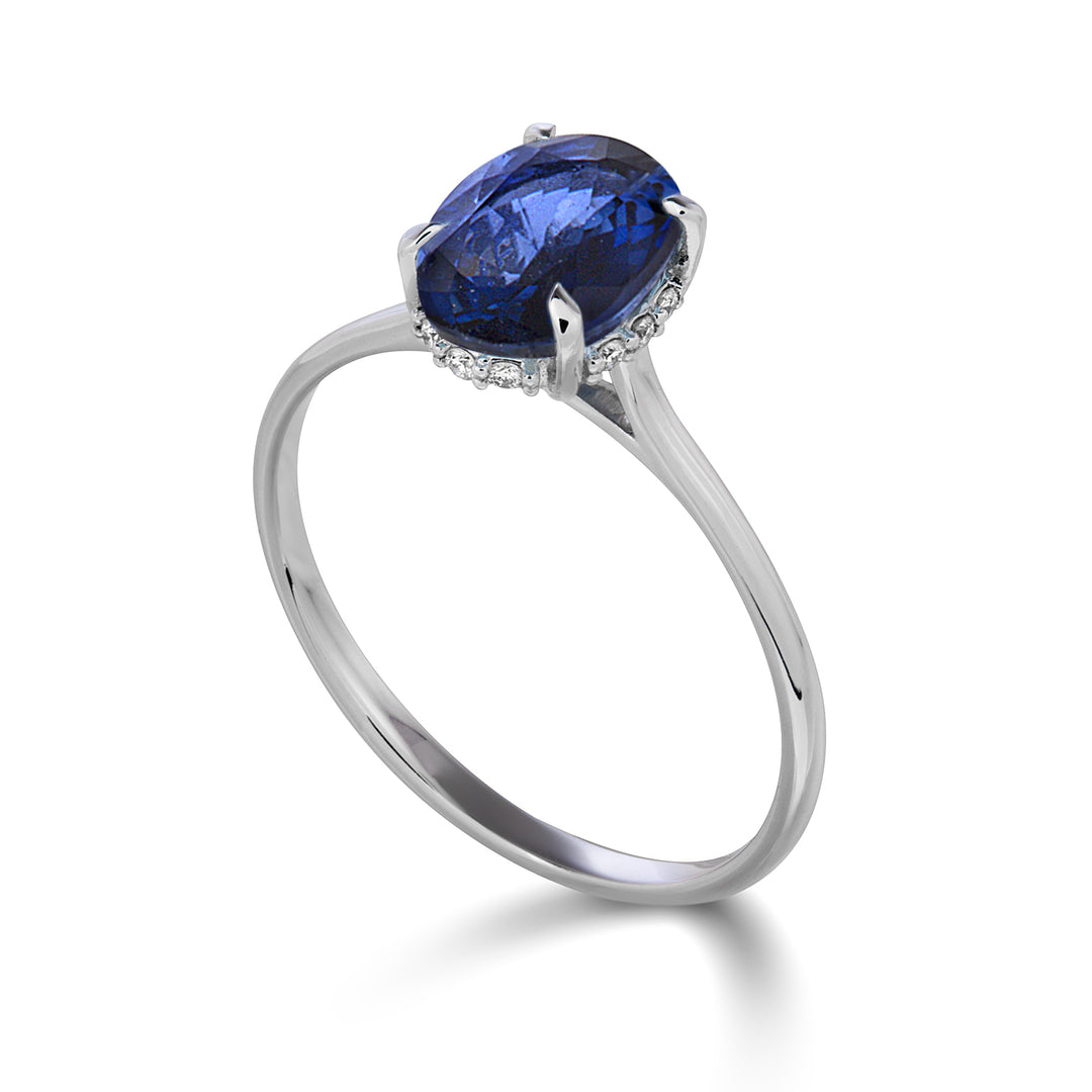 Nihama en 18k oval safir 8x6 refresh satt med diamanter NA5220O4ZFR