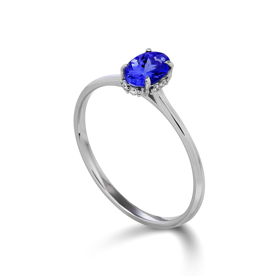 Mikiko un óvalo de tanzanita de 18k 5x4 engastado con diamantes MA5218O4TZN