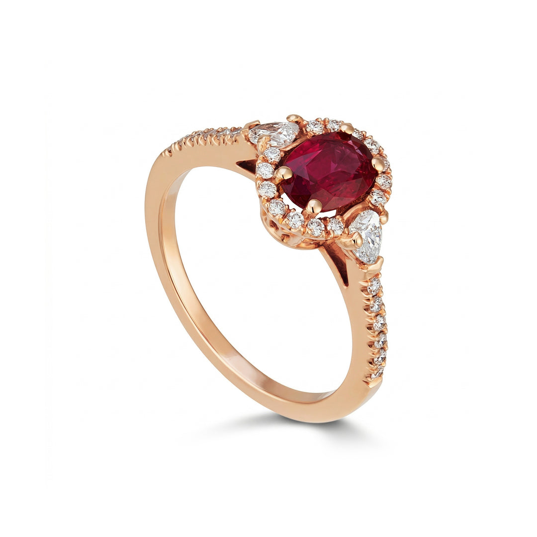 Golayring med sido pärondiamanter och oval rubin ACLC098DIRUD3-22154110013
