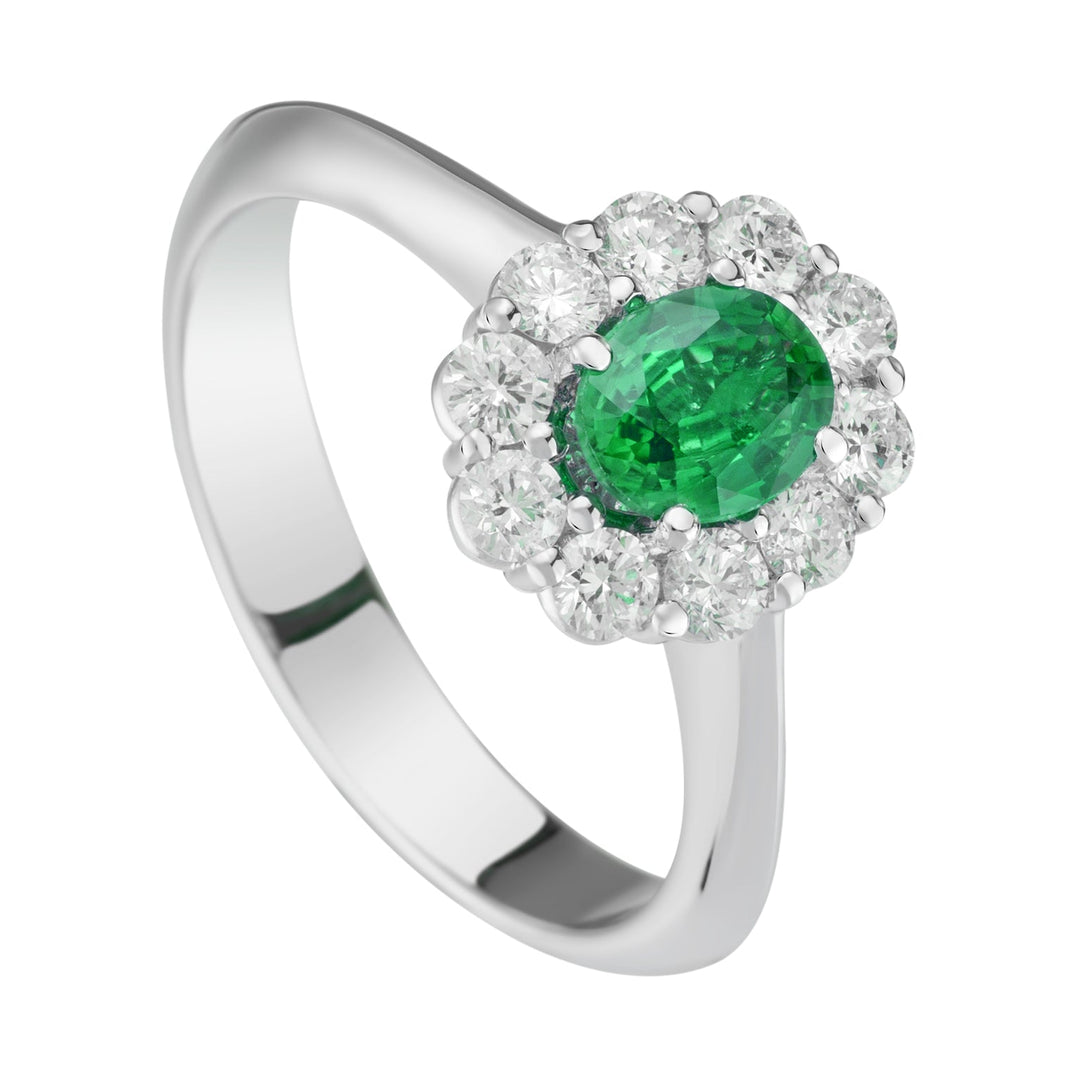Golay 6x5 oval smaragdring og diamanter