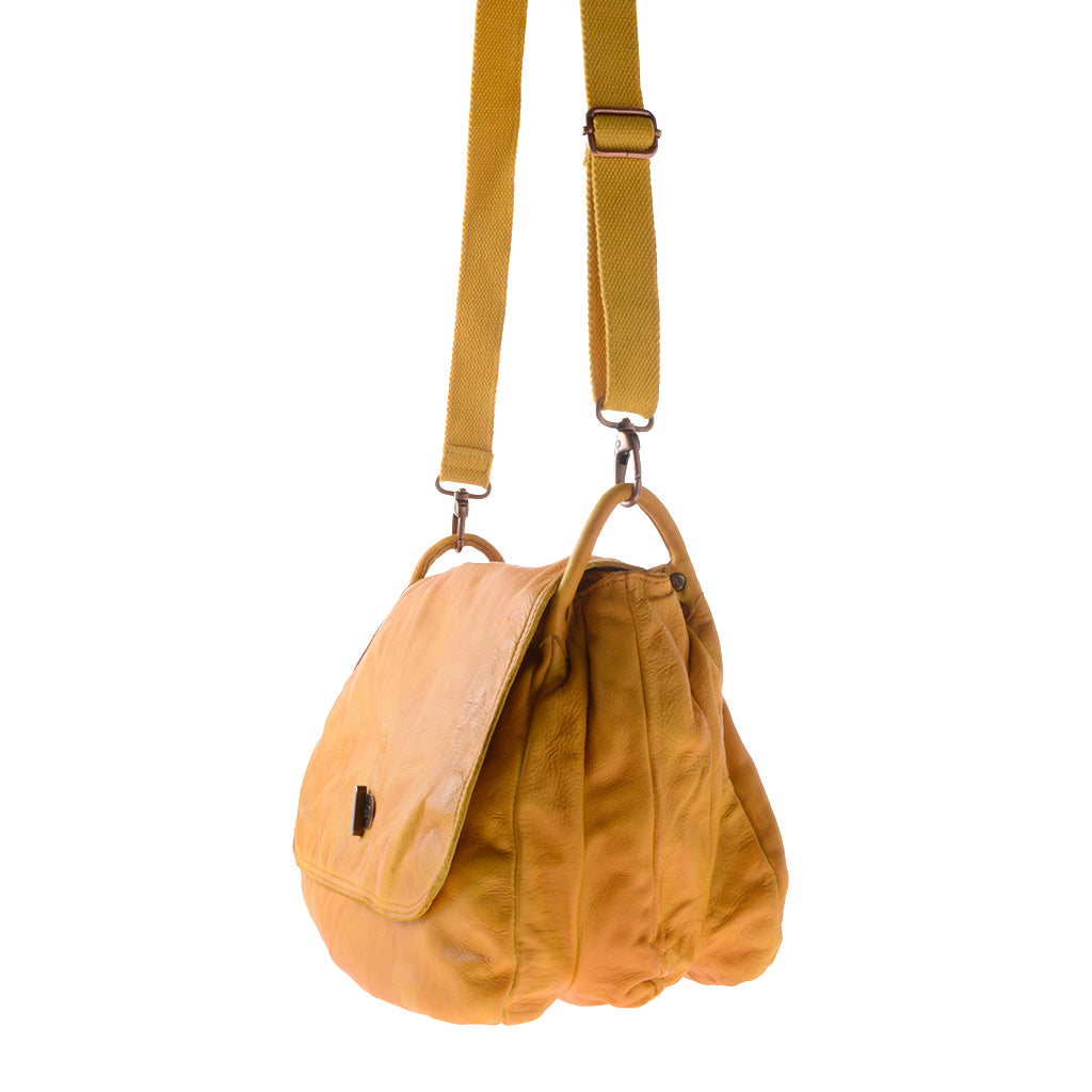 पट्टा डडू के साथ टिंगेड लेदर के बड़े धोए गए चमड़े के कंधे का बैग