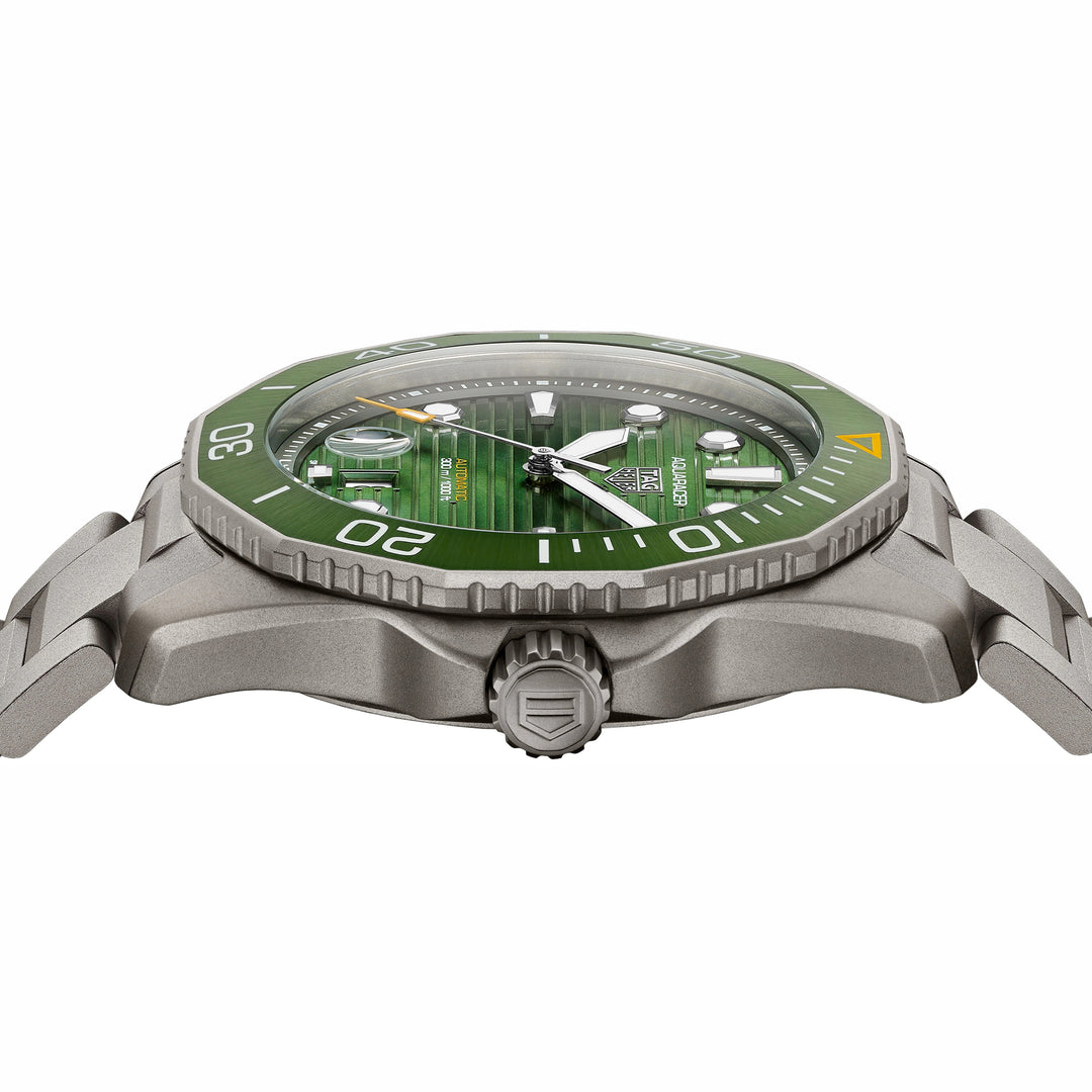 Часы TAG Heuer Aquaracer Professional 300 Calibre 5 43mm зеленый автоматический титан WBP208B.BF0631