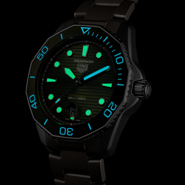 TAG Heuer relógio Aquaracer Professional 300 Calibre 5 43 milímetros automático titânio verde WBP208B.BF0631